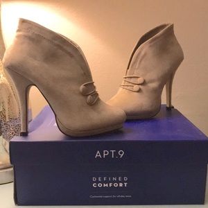 NWT Apt. 9 Defined Comfort Booties in Cinder